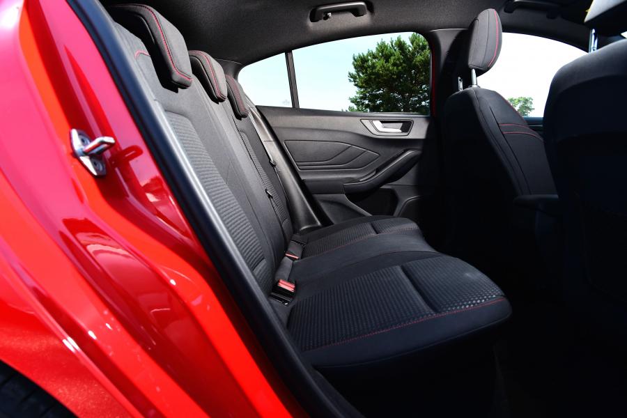 Интерьер Ford Focus ST-Line 2018 года  (UK) (фото 35 из 42)